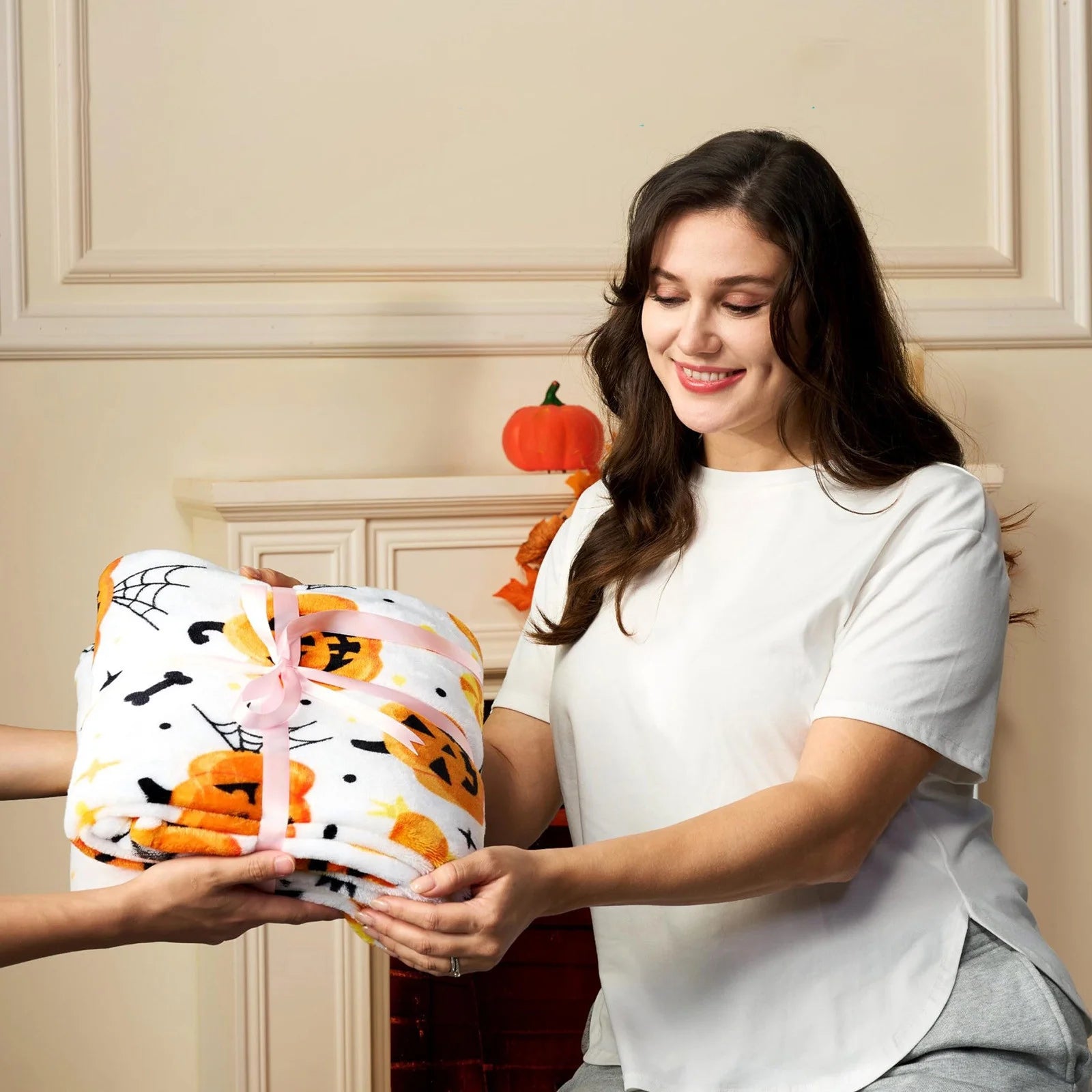 Spooky Soft Plush Halloween Throw Blanket - Cozy Spider Webs & Bats for Sofa, Bed, or Dorm